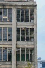 rozbiórka starej fabryki duży gmach budynek warszawa