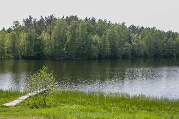 drewniany pomost nad jeziorem © Arkadiusz