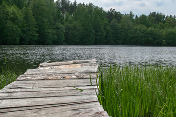 drewniany pomost nad jeziorem © Arkadiusz