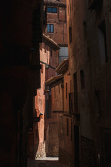 dunkle Gasse in Albarracín