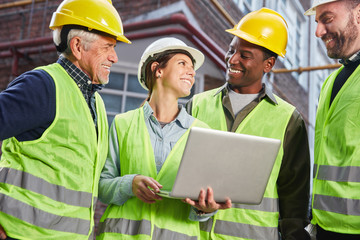 Glückliches Logistik Arbeiter Team mit Laptop