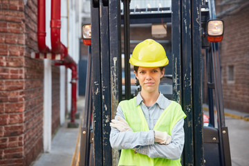 Frau mit verschränkten Armen in der Ausbildung