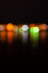 Bildhintergrund | Lichtpunkte am Wasser