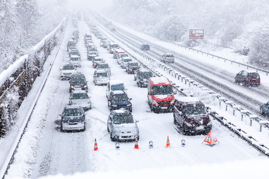 Langer Stau auf verschneiter Autobahn