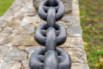 Cadenas de hierro macizo.