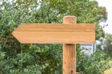 Letrero de madera en blanco.