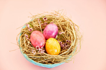 Drei Ostereier im Nest als Ostern Dekoration