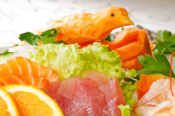 Pesce crudo con verdure , close-up