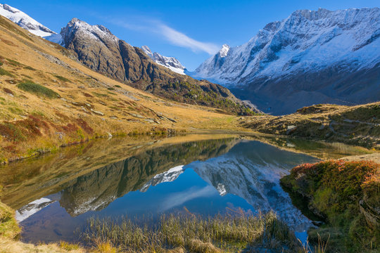 Der Guggisee im L&ouml;tschental mit der L&ouml;tschenl&uuml;cke im Hintergrund