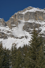 Fototapeta premium Schneelawine ob Öschinen, Kandersteg, Berneroberland, Schweiz