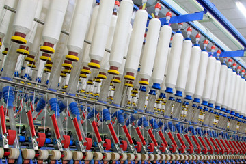 Spinning machinery parts and cotton yarn in the factory