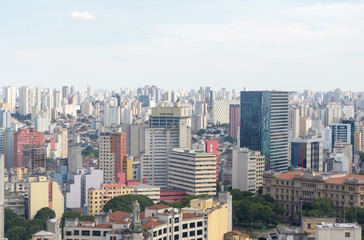 Fototapeta premium Widok z lotu ptaka na ogromne miasto Sao Paulo w Brazylii widziane z jednego z najwyższych budynków w centrum miasta.