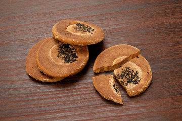 かたやき,かた焼き,せんべい,煎餅,センベイ,伊賀,伊賀忍者,忍者,携行食,非常食,駄菓子,菓子,お菓子,硬い,固焼き,堅焼き,硬焼き,硬やき,三重県,三重,保存食,保存,木槌,割る,砕く,ごま,胡麻,ゴマ,黒胡麻,青のり,青海苔,焼き菓子,たべもの,食べ物,食物,食品,食材,食糧,食料,スタジオ撮影,物撮り,物撮,白バック,白背景,キリヌキ,切り抜き,イメージ,かけら,金槌,かなづち