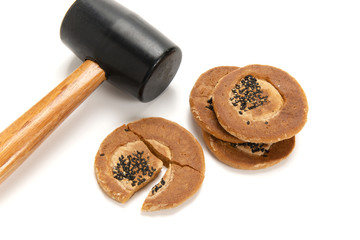 かたやき,かた焼き,せんべい,煎餅,センベイ,伊賀,伊賀忍者,忍者,携行食,非常食,駄菓子,菓子,お菓子,硬い,固焼き,堅焼き,硬焼き,硬やき,三重県,三重,保存食,保存,木槌,割る,砕く,ごま,胡麻,ゴマ,黒胡麻,青のり,青海苔,焼き菓子,たべもの,食べ物,食物,食品,食材,食糧,食料,スタジオ撮影,物撮り,物撮,白バック,白背景,キリヌキ,切り抜き,イメージ,かけら,金槌,かなづち