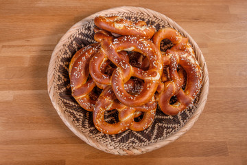 Frische Brezeln in Brotkorb
