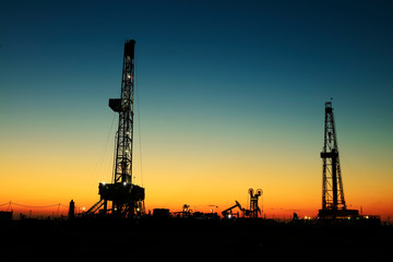 Obraz premium Oil drilling derrick and lights