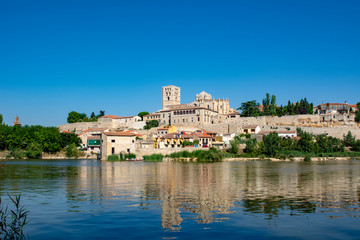Fototapeta na wymiar Zamora panoramic cathedral city with the river Duero