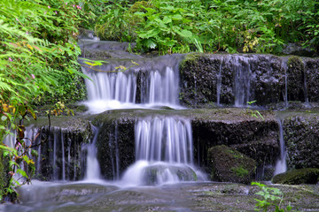Fototapeta na wymiar Kleiner Wasserfall