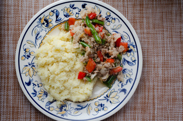 couscous, meat, bell pepper and green beans on a plate