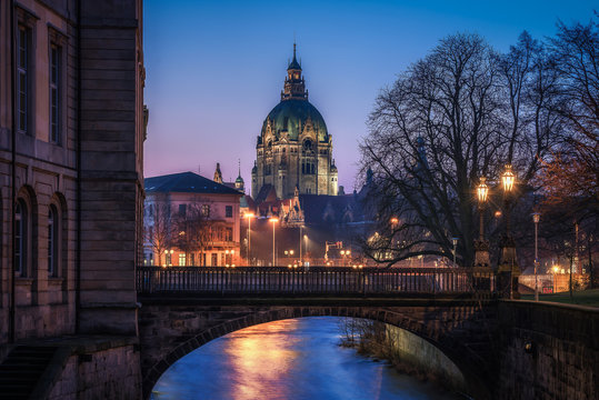 Neues Rathaus und Leineschloss in Hannover am fr&uuml;hen Morgen
