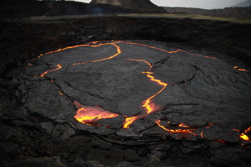 wnętrze krateru aktywnego wulkanu z płynną magmą w środku