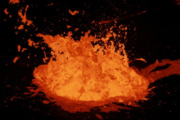 wybuchy gorącej lawy wewnątrz aktywnego wulkanu - obrazy, fototapety, plakaty
