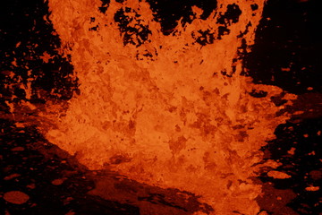 buchająca lawa kotłująca się wewnątrz wulkanu - obrazy, fototapety, plakaty