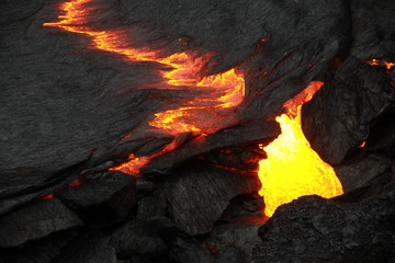 lawa kotłująca sie na powierzchni krateru wulkanu