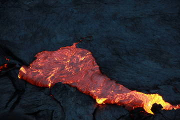 zastygająca lawa w kraterze wulkanu