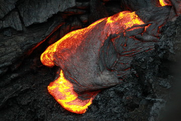 płynna lawa na powierzchni krateru wulkanu - obrazy, fototapety, plakaty