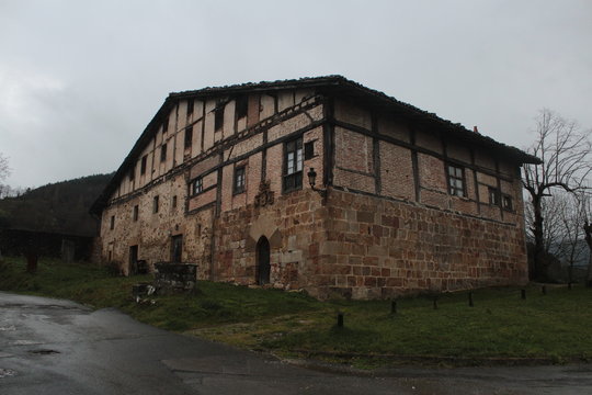 Casa palacio Jauregui, situada en Zerain (Gipuzkoa). Tiene varios niveles estratigráficos en cuanto a arqueología arquitectónica, dado a su larga historia. 