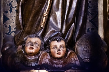 Naklejka premium Visages d'anges sculptés, détail de l'intérieur de la cathédrale Sainte Eulalie de Barcelone