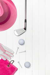 Golfequipment für Damen auf Holzunterlage in weiss von oben