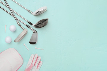 Golfequipment für Damen auf Unterlage in türkis von oben