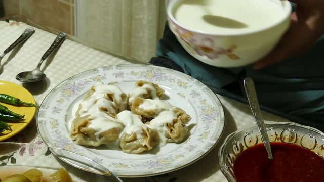 the people who eat ravioli at dinner, serving the Kyrgyz-Uzbek ravioli, ravioli service,
