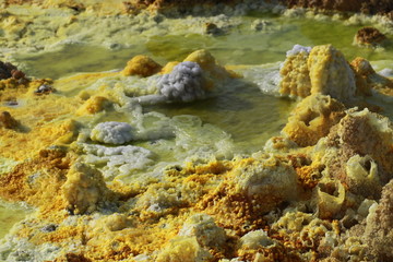 naturalne kolorowe siarkowe i solne twory na pustyni danakilskiej w etiopii