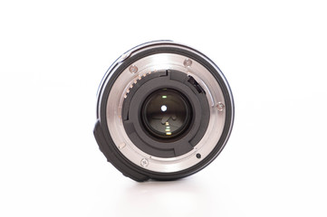 Ein Fotoobjektiv von der Rückseite mit geöffneten Lamellen (Isoliert)