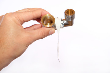 Eine Hand hält ein mit Teflonband abgedichtetes Formstück