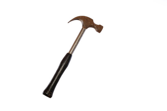 Ein verrosteter Hammer &uuml;ber wei&szlig;em Hintergrund (freigestellt)