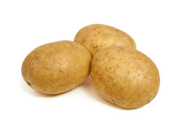 Ziemniaki na białym tle