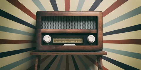 Gordijnen Radio ouderwets op houten tafel, retro muur achtergrond, 3d illustratie © Rawf8