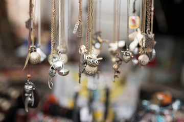 collier sur un étal