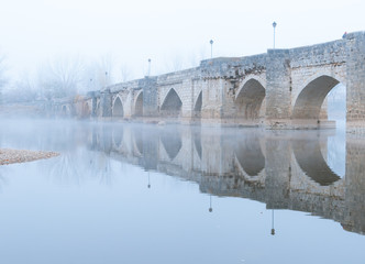 Puente de Simancas (Valladolid) con niebla