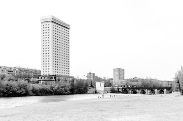 Fototapeta premium Edificio Duque de Lerma visto desde la playa de las Moreras de Valladolid