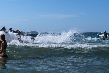 Naklejka premium Los turistas son arrojados de la banana en forma violenta.