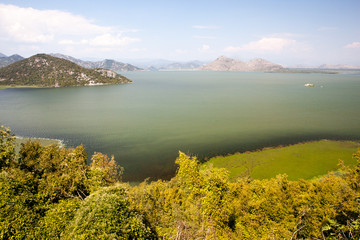 The largest lake not only in Montenegro, but also on the entire Balkan Peninsula is Skadar lake . It is loved by tourists-lovers of wildlife, biologists and zoologists, that is, those who are engaged