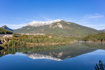 Montaña nevada reflejada en las aguas del lago