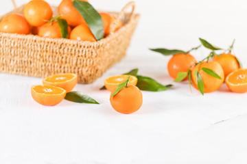 Orangen mit Blättern