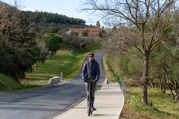 Jeune homme sur une trottinette électrique