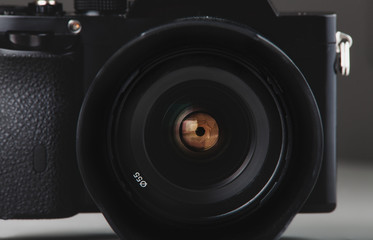 Dsrl Mirrorless lens with highlighted aperture plades